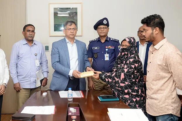 সাভারে এসআই আলতাফ হত্যাকাণ্ডে জড়িতদের গ্রেপ্তারের নির্দেশ স্বরাষ্ট্রমন্ত্রীর