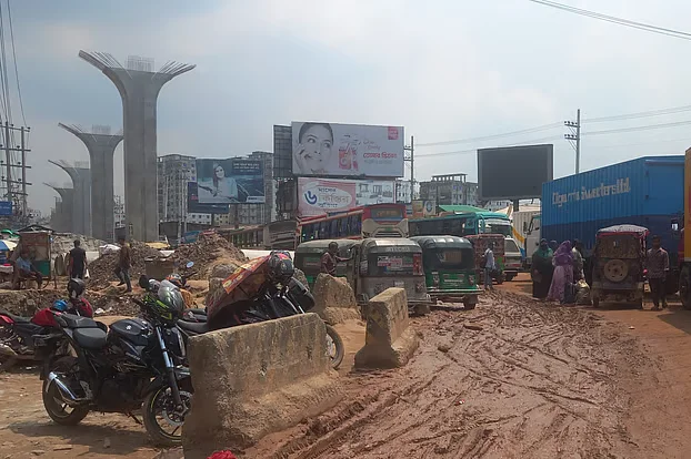কোথাও খানাখন্দ, কোথাও চলছে নির্মাণকাজ, সড়কে চলাই দায়