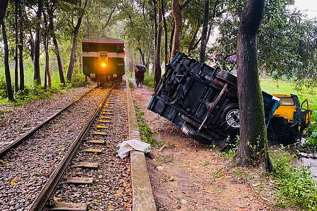 কাভার্ড ভ্যানের সঙ্গে কক্সবাজার এক্সপ্রেস ট্রেনের সংঘর্ষে বগি লাইনচ্যুত, ট্রেন চলাচল বন্ধ