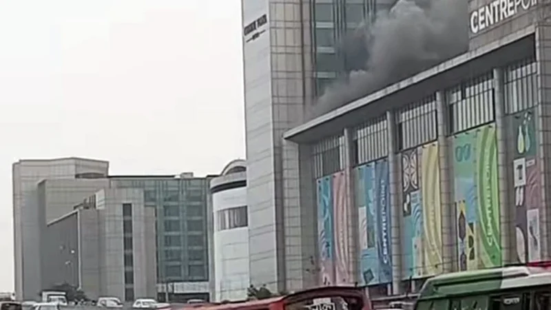 রাজধানীর উত্তরায় শপিং মলের ফুডকোর্টে আগুন