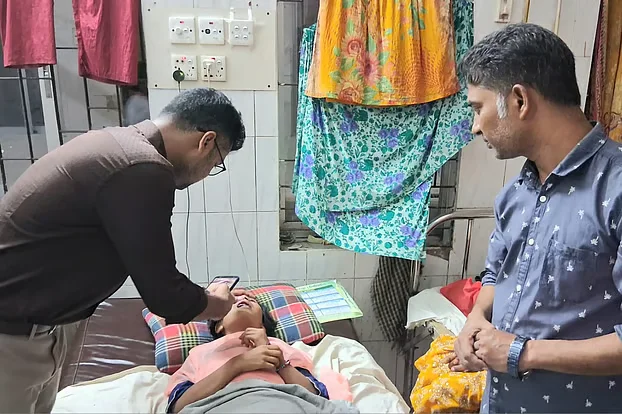 বখাটের হামলায় দাঁত ভেঙে যাওয়া স্কুলছাত্রী হাসপাতালে যন্ত্রণায় কাতরাচ্ছে