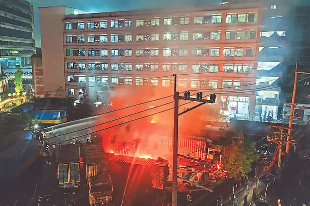 ‘আব্বার ভ্যান পাইছি, কিন্তু আব্বারে আর পাইলাম না’