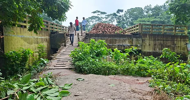 সংযোগ সড়ক নেই, দেড় বছরেও চালু হয়নি ৭ কোটি টাকার সেতু
