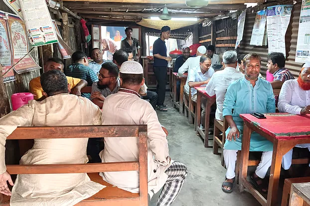 গলির ভেতর শতবর্ষী হোটেল, প্রধান আকর্ষণ নদীর টাটকা মাছ