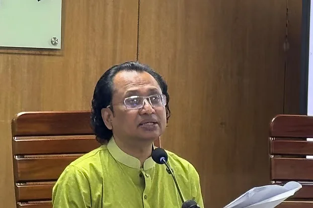দু-একটা ককটেল ফুটিয়ে, বাসে আগুন দিয়ে সরকারের মধ্যে সংকট তৈরি করা যাবে না: প্রধানমন্ত্রীর উপদেষ্টা