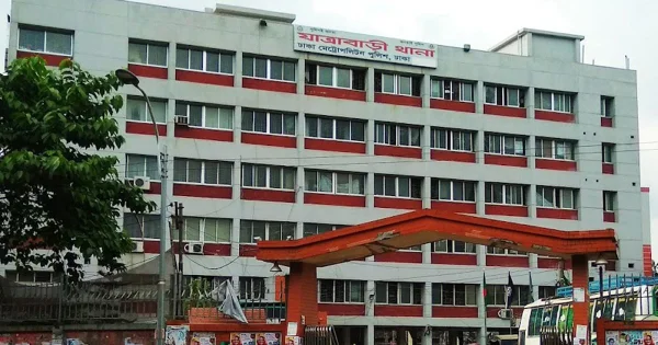 এবার যাত্রাবাড়ী থানার সামনে ককটেল বিস্ফোরণ, অটোচালক আহত