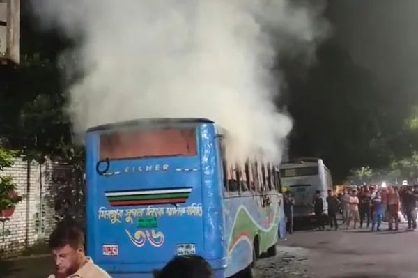 রাজধানীর কাফরুল থানার সামনে বাসে আগুন