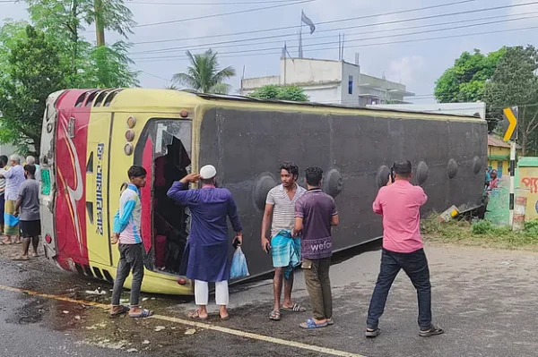 মাহিন্দ্রা ও অটোরিকশাকে ধাক্কা দিয়ে উল্টে গেল বাস, নিহত ২