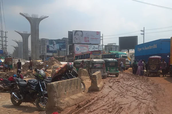 কোথাও খানাখন্দ, কোথাও চলছে নির্মাণকাজ, সড়কে চলাই দায়