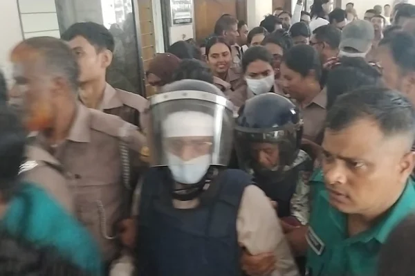 কাঠগড়ায় মাথা নিচু করে ছিলেন গাজী নজরুল, কাঁদছিলেন প্রথম স্ত্রী মাকছুদা