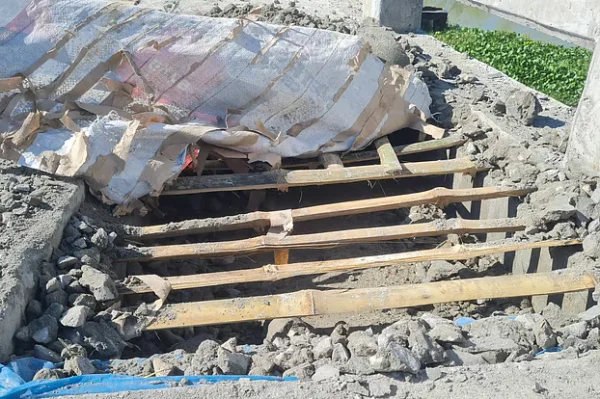 টাঙ্গাইলে সেতুতে রডের বদলে বাঁশ: প্রকৌশলী বরখাস্ত, দুজনকে কারণ দর্শানোর নির্দেশ