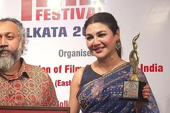 কলকাতায় পুরস্কার জিতল বাংলাদেশের দুই সিনেমা