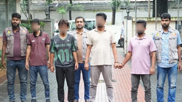 যাত্রাবাড়ী থানার সামনে ককটেল বিস্ফোরণ, গ্রেপ্তার ৪