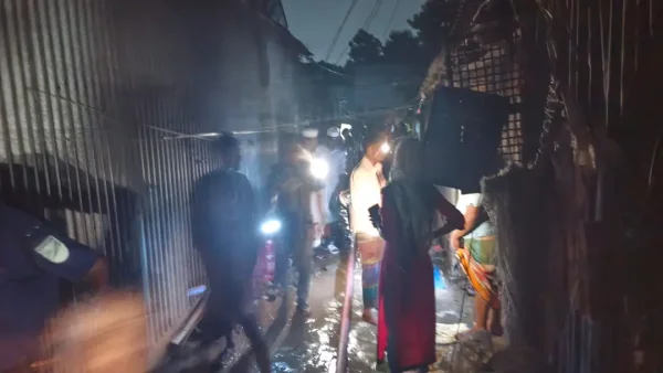 গাজীপুরে গ্যাস সিলিন্ডার বিস্ফোরিত হয়ে আগুন, ৪২ ঘর পুড়ে ছাই