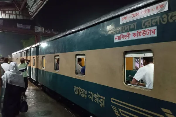 বিনা টিকিটের যাত্রী বেশি, আয় বাড়াতে তিন ট্রেন যাচ্ছে বেসরকারি খাতে