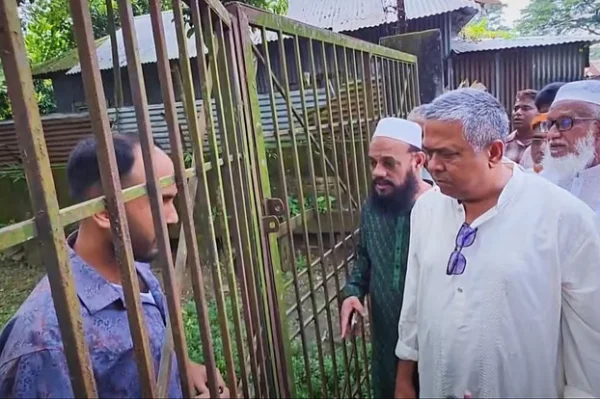 গাজীপুরে স্বাস্থ্যকেন্দ্রের তালবদ্ধ ফটক দেখে সংসদ সদস্যের ক্ষোভ