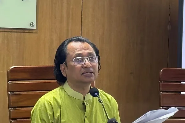 দু-একটা ককটেল ফুটিয়ে, বাসে আগুন দিয়ে সরকারের মধ্যে সংকট তৈরি করা যাবে না: প্রধানমন্ত্রীর উপদেষ্টা