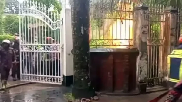 বজ্রপাত থেকে বিদ্যুৎমন্ত্রীর বাসভবনের সামনে আগুন