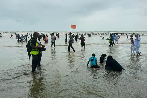 সাগরে গোসল করতে নেমে ভেসে যাচ্ছিলেন তিন পর্যটক, একজনের মৃত্যু, দুজনকে জীবিত উদ্ধার