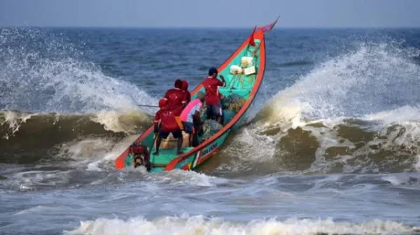মাছ ধরে ফেরার পথে বঙ্গোপসাগরে ট্রলারডুবি, ১৪ জেলেকে উদ্ধার