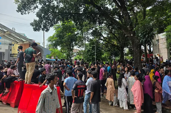 চুয়েটে উপাচার্য পরিবর্তনের প্রতিবাদে ‘কমপ্লিট শাটডাউন’, মূল ফটকে তালা