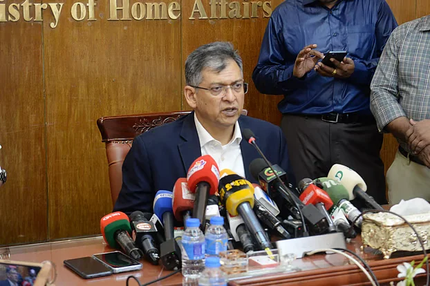 সুপ্রিম কোর্টের সামনে ককটেল বিস্ফোরণকারী দুজনকে চিহ্নিত করা গেছে: স্বরাষ্ট্রমন্ত্রী