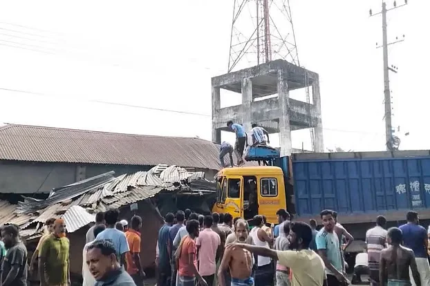 অটোরিকশাকে চাপা দিয়ে দোকানে ঢুকে পড়ল ট্রাক, নিহত ৪