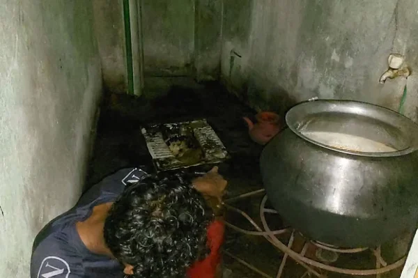 আবাসিক হোটেলের টয়লেটে চুলা বসিয়ে চিনি জ্বাল দিয়ে তৈরি হচ্ছিল ‘খাঁটি মধু’
