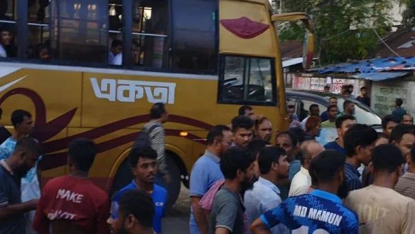 রাজধানীতে সড়ক অবরোধ, যান চলাচল বন্ধ