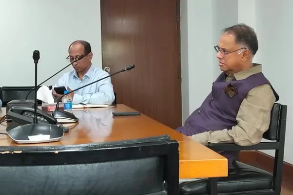এলপিজির কৃত্রিম সংকট ও অতিরিক্ত দামে বিক্রি খতিয়ে দেখতে মন্ত্রীর নির্দেশ